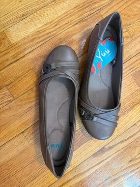 Yuu Brown Womens Slip-On Wedge Flats